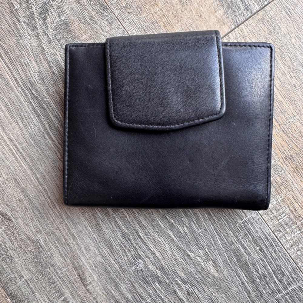 Buxton Black Leather Bifold Wallet Kiss Lock Coin Pouch ID Window Velvet Touch